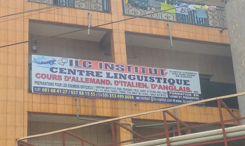 La façade du bâtiment de ILC Institut à Bafoussam, avec l’enseigne du centre linguistique.