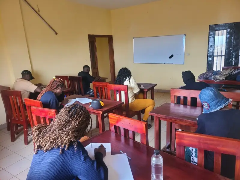 Des élèves de ILC Institut en cours, assis à leurs tables, à Bafoussam.